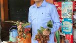 Mengaku Raja Majapahit, Anggota DPD Bali Ini Pose dengan Buah Majapahit