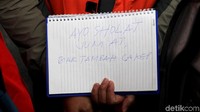 Ini pesan yang ditulis Imam Nahrawi saat keluar dari gedung KPK, Jakarta, Jumat (24/1/2020).