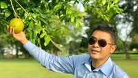 Salah satu pose nyentriknya terlihat sedang memegang buah majapahit. Jangan berbicara Majapahit kalau belum pernah coba buan Majapahit. Buah Majapahit di depan Candi Prambanan. Enak rasanya. Coba ya biar sakti, ujar Arya. @aryawedakarna