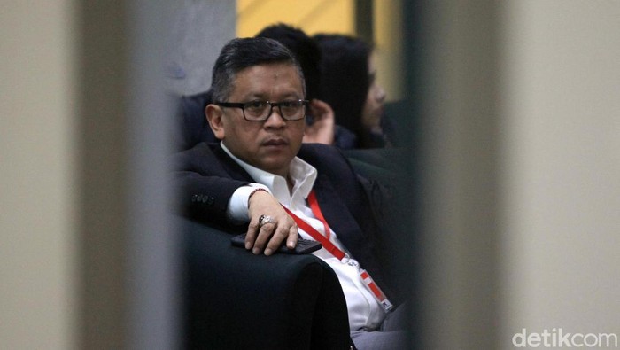 Sekjen PDIP Hasto Kristiyanto memenuhi panggilan KPK. Ia akan menjalani pemeriksaan terkait dugaan korupsi penetapan pergantian antarwaktu anggota DPR 2019-2024