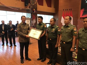 BNPB Beri Penghargaan ke Pilot Heli yang Selamatkan Insiden Gagal Terbang
