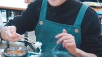  Di balik sisi kerennya, penggemarnya juga dimanjakan dengan pose imut Jaehyun saat menghabiskan makan siang, dengan nasi dan sup. Foto: Istimewa