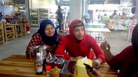 Selama di Indonesia, Jirayut juga sering jalan-jalan ke kafe atau resto di sana. Momen yang satu ini memperlihatkan Jirayut tengah nongkrong bareng di sebuah tempat makan. Foto: Istimewa