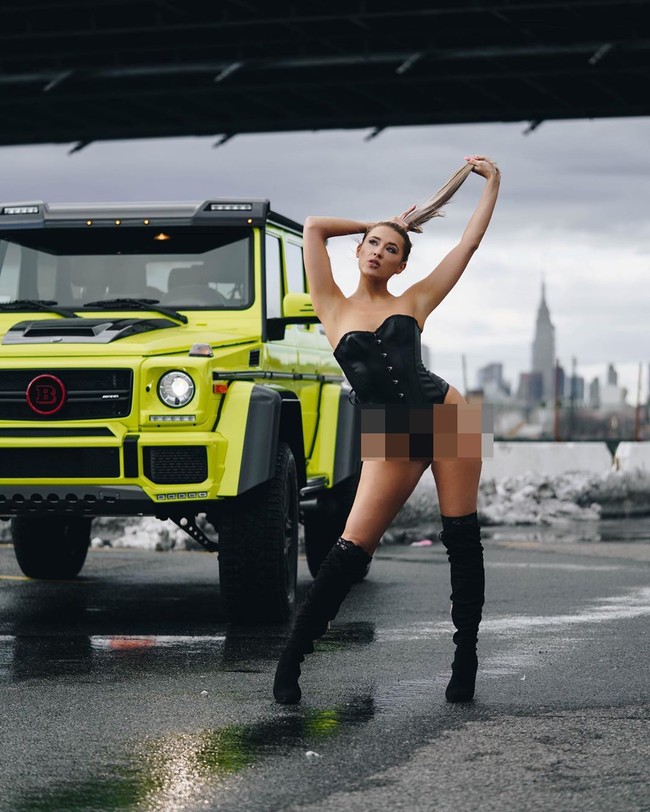 Samantha Marie Gangewere jadi sensasi di internet setelah berbagi foto-foto saat menjalani pemotretan dimana ia tampil seksi di cuaca yang sangat dingin, ketika salju turun. Foto: Instagram