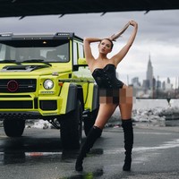 Samantha Marie Gangewere jadi sensasi di internet setelah berbagi foto-foto saat menjalani pemotretan dimana ia tampil seksi di cuaca yang sangat dingin, ketika salju turun. Foto: Instagram