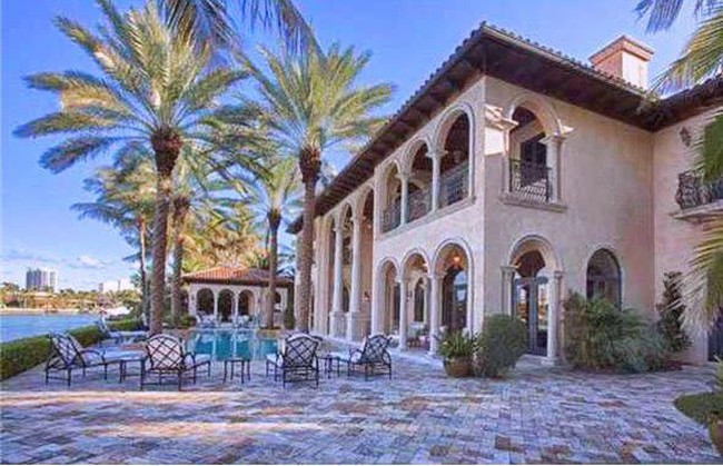 Penyanyi Billy Joel membeli rumah senilai US$ 13,5 juta pada 2006. Rumah Billy memiliki dermaga pribadi dengan tepian air setinggi 165 kaki, gudang anggur, dan beberapa kamar tidur. Namun, kini Bill Joel telah menjualnya seharga US$ 13,75 juta. Foto: dok. financesonline