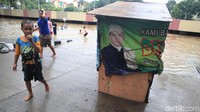 Ada belasan anak yang bermain di kolam renang dadakan ini.