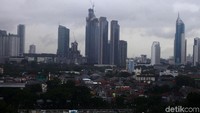 Awan gelap menyelimuti Jakarta, Jumat (24/1/2020).