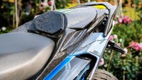 Selain dicat ulang, frame motor juga dimodifikasi supaya lebih sesuai tampilan moge look. Tebeng sayap depan ditambahkan detail winglet layaknya motor MotoGP. Sementara jok belakangnya dikustomisasi ulang dengan desain mirip Yamaha R1 atau Ducati Panigale 959. Jok belakang ini menggunakan serat karbon, jadi tidak bisa diduduki.Foto: news.zing.vn