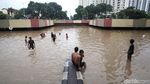 Keriuhan Anak-anak Bermain di Kemayoran Water Park