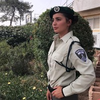 Lior Mizrahi yang berusia 20 tahun ini menjadi polisi Israel di perbatasan. Jarang menampilkan diri dengan seragamnya, kebanyakan Lior mengunggah foto dengan busana kasual. Foto: Instagram @liormizrahi12