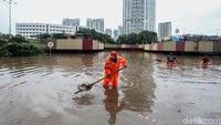 Jalan menuju underpass tersebut juga ditutup sehingga tak bisa dilintasi kendaraan.