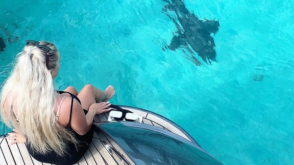 Ingin menantang adrenalin, Luce mampir ke tempat dimana dia akan berenang bersama ikan hiu. Hii.. apa tidak takut kamu Luce? (Instagram/@lucenicholson)