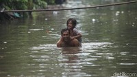 Banjir yang melanda kawasan ini bahkan mencapai betis orang dewasa.