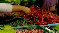 Harga cabai yang meningkat tersebut menurut Dwi membuat masyarakat lebih memilih mengurangi belanja cabai mereka. Begitu pula para pedagang yang biasa berlangganan.