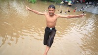 Seorang anak berpose sambil melompat.