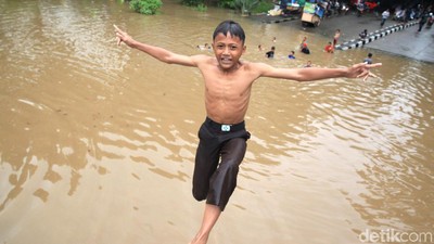 Keriuhan Anak-anak Bermain di Kemayoran Water Park