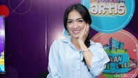 Angel tampil dengan kemeja dan jeans pada acara tersebut. Pool/Noel/detikFoto.