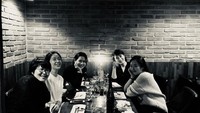  Bersama teman-temannya, Yejin asyik makan malam bersama para kerabat sambil ngobrol dan melepas rindu. Foto: Instagram @yejinhand