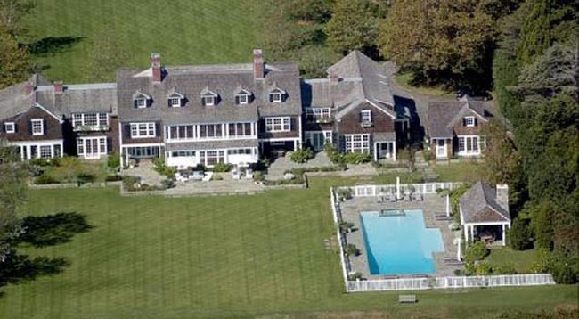 Standup comedian Jerry Seinfeld telah menjadi penggemar baseball sejak ia masih kecil. Sekarang, dia tak hanya memiliki tongkat baseball, sarung tangan, atau topi, tetapi satu lapangan baseball di rumahnya. Rumah dengan lapangan baseball di Hamptons, New York itu dibelinya seharga US$ 32 juta dari Billy Joel pada 2000 silam. Foto: dok. financesonline