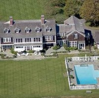 Standup comedian Jerry Seinfeld telah menjadi penggemar baseball sejak ia masih kecil. Sekarang, dia tak hanya memiliki tongkat baseball, sarung tangan, atau topi, tetapi satu lapangan baseball di rumahnya. Rumah dengan lapangan baseball di Hamptons, New York itu dibelinya seharga US$ 32 juta dari Billy Joel pada 2000 silam. Foto: dok. financesonline