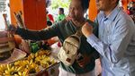 Mengaku Raja Majapahit, Anggota DPD Bali Ini Pose dengan Buah Majapahit