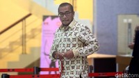 Selain Evi Novida Ginting, Komisioner KPU Hasyim Asyari juga turut menjalani pemeriksaan di KPK.