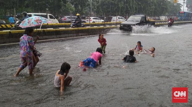 Jalan Banjir Gunung Sahari Jadi Kolam Renang Anak-anak