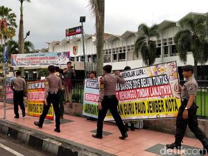 Puluhan Karangan Bunga Pro-Kontra Hak Angket Bupati Jember Dibersihkan