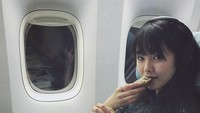 Di dalam pesawat, Erika mengabadikan momen ketika hendak makan. Ada buah-buahan segar di hadapannya menunggu untuk disantap. Foto: Instagram erika_karata_unofficial