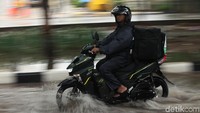 Beberapa pengendara motor juga nekat menerobos banjir di jalan ini.