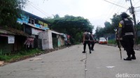 Sebelum massa dibubarkan, situasi di jalan nasional Sukabumi-Cianjur sempat mencekam.