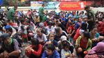 Warga Berebut Angpao Imlek di Petak Sembilan