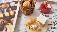 Tak hanya rainbow cake yang manis, Heavenly Cake juga mahir membuat aneka replika miniatur roti seperti sandwich, croissant, serta dessert berwarna merah yang cantik. Foto: Instagram @heavenly_cake