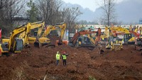Rumah sakit baru ini dibangun dari gedung-gedung pra-cetak (prefabricated) yang akan bisa diisi 1.000 ranjang di dalamnya. Mesin-mesin konstruksi, termasuk 35 mesin penggali dan 10 buldoser, telah tiba di lokasi itu sejak Kamis (23/1) malam waktu setempat.