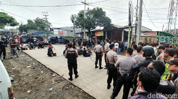 Situasi Masih Mencekam, Dua Kelompok Massa di Sukabumi Masih Bertahan