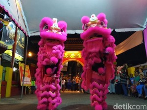Cerita Perempuan Berjilbab di Blitar yang Asyik Main Barongsai