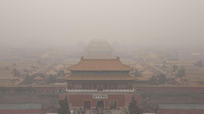 In this Jan. 18, 2020 photo, tourists visit the Forbidden City in Beijing. A virus that has killed more than two dozen people and sickened hundreds more has all but shut down Chinas biggest holiday of the year, the Lunar New Year. Instead of family reunions or sightseeing trips, many of the countrys 1.4-billion people are hunkering down as the country scrambles to prevent the illness from spreading further. (AP Photo/Mark Schiefelbein) (AP Photo/Mark Schiefelbein)