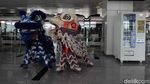 Barongsai Hibur Penumpang LRT Jakarta