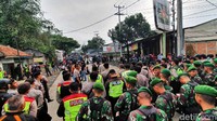 Polisi berjaga di jalan nasional Sukabumi-Cianjur yang menjadi tempat berkumpul dua kelompak massa.
