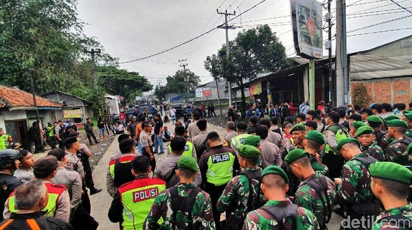 Diredam Polisi, Massa Bentrok di Sukabumi Bubar