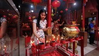 Warga keturunan Tionghoa bersembahyang di Kelenteng Suci Nurani Banjarmasin, Kalimantan Selatan, Sabtu (25/1/2020). ANTARA FOTO/Bayu Pratama S