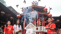 Warga keturunan Tionghoa melepas burung pipit di halaman Wihara Dharma Bhakti, Petak Sembilan, Jakarta, Sabtu (25/1/2020). 