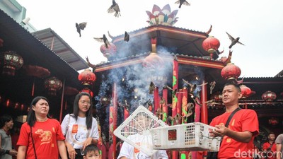 Tradisi Melepas Burung Pipit Saat Imlek