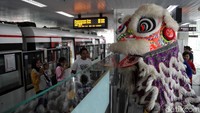 Banyak warga yang mengabadikan aksi barongsai dengan smartphone-nya.