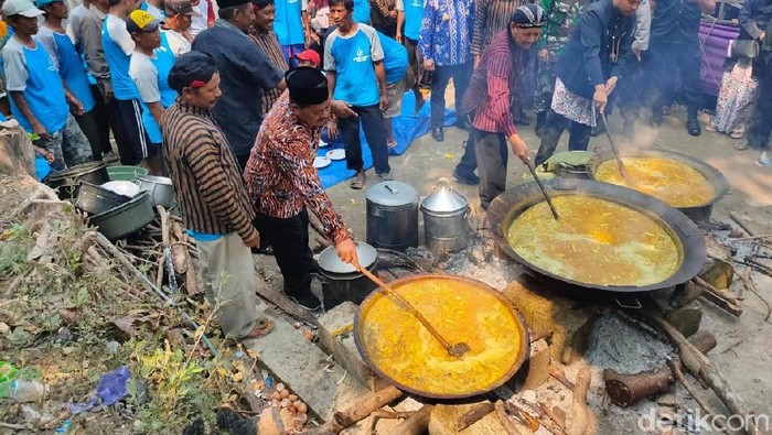 Lamongan punya banyak tradisi yang hingga kini masih lestari. Salah satunya nyanggring.