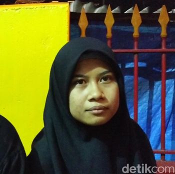 Umi, perempuan berjilbab di Blitar yang asyik main barongsai/