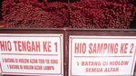 Hujan, Ibadah Imlek di Boen Tek Bio Tetap Khusyuk