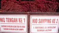 Pihak wihara menyediakan hio yang akan diakar di setiap altar.