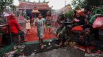Potret Warga Hujan-hujanan Demi Angpao di Wihara Boen Tek Bio